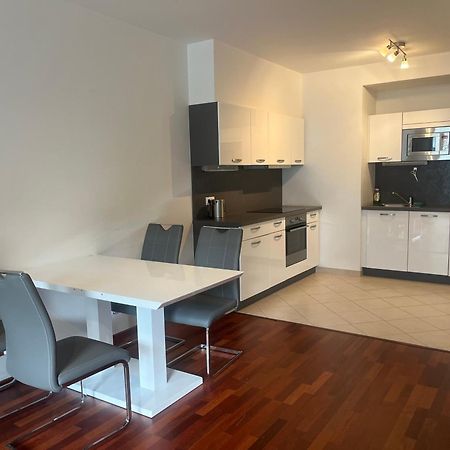 Residence Garden Tower S Balkonem, Garaz Praag Buitenkant foto