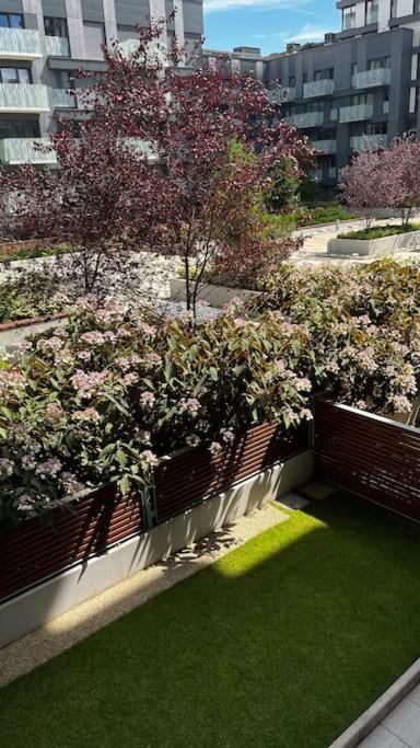 Residence Garden Tower S Balkonem, Garaz Praag Buitenkant foto