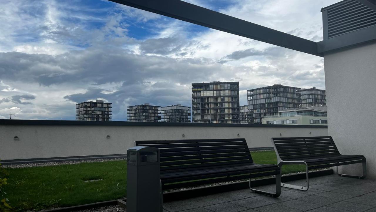 Residence Garden Tower S Balkonem, Garaz Praag Buitenkant foto