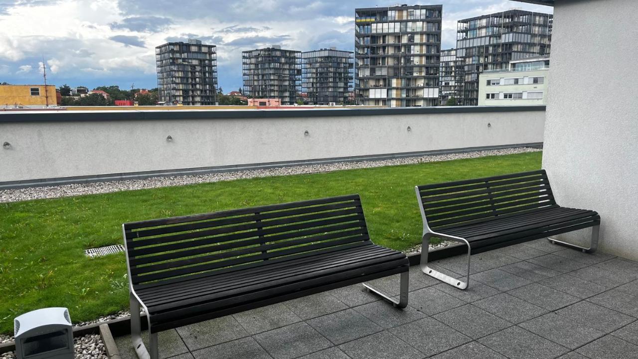Residence Garden Tower S Balkonem, Garaz Praag Buitenkant foto